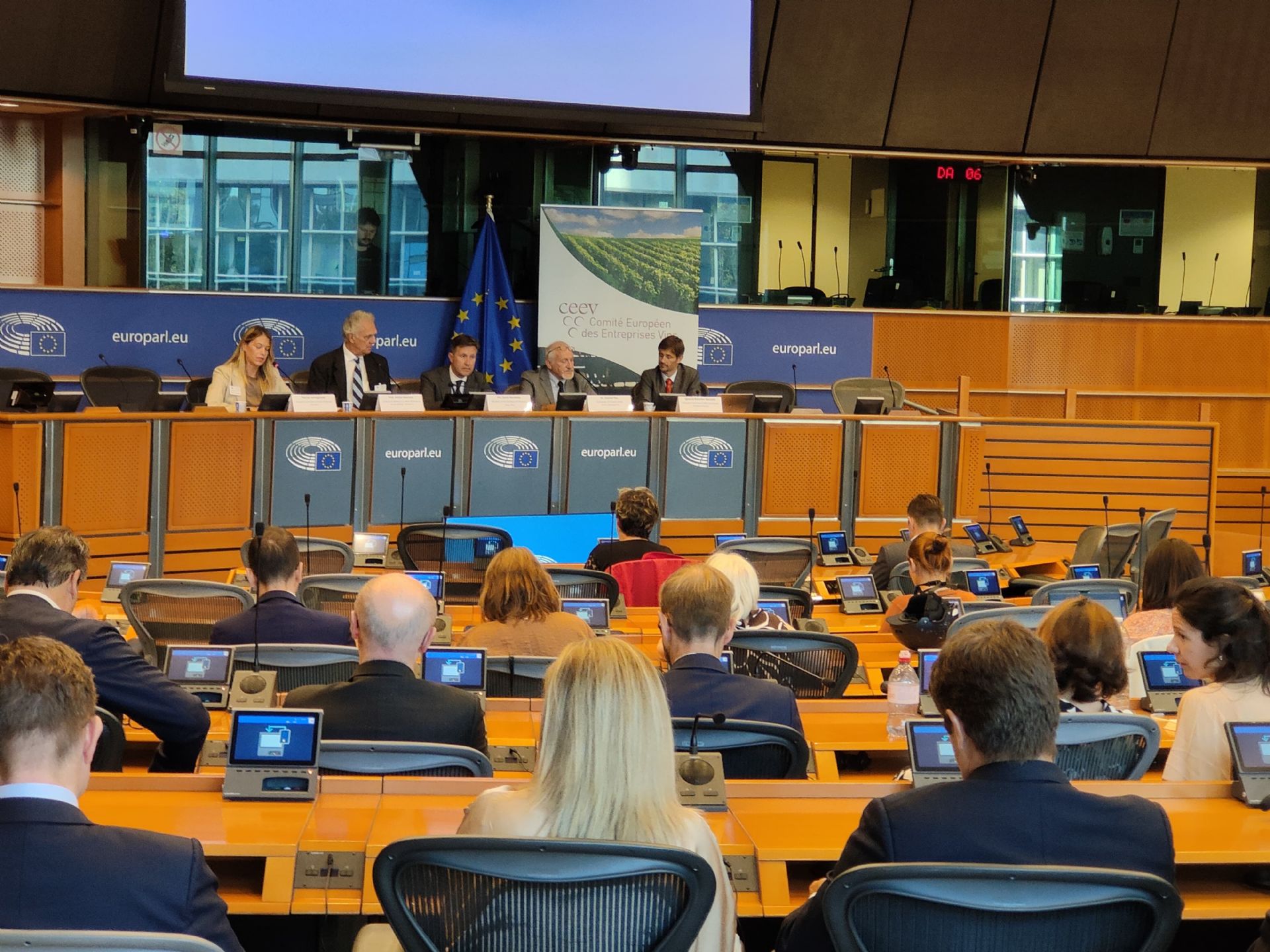 Imagen de noticia La ciencia, el estilo de vida y el consumo moderado, protagonistas del debate sobre vino y salud en el Parlamento Europeo