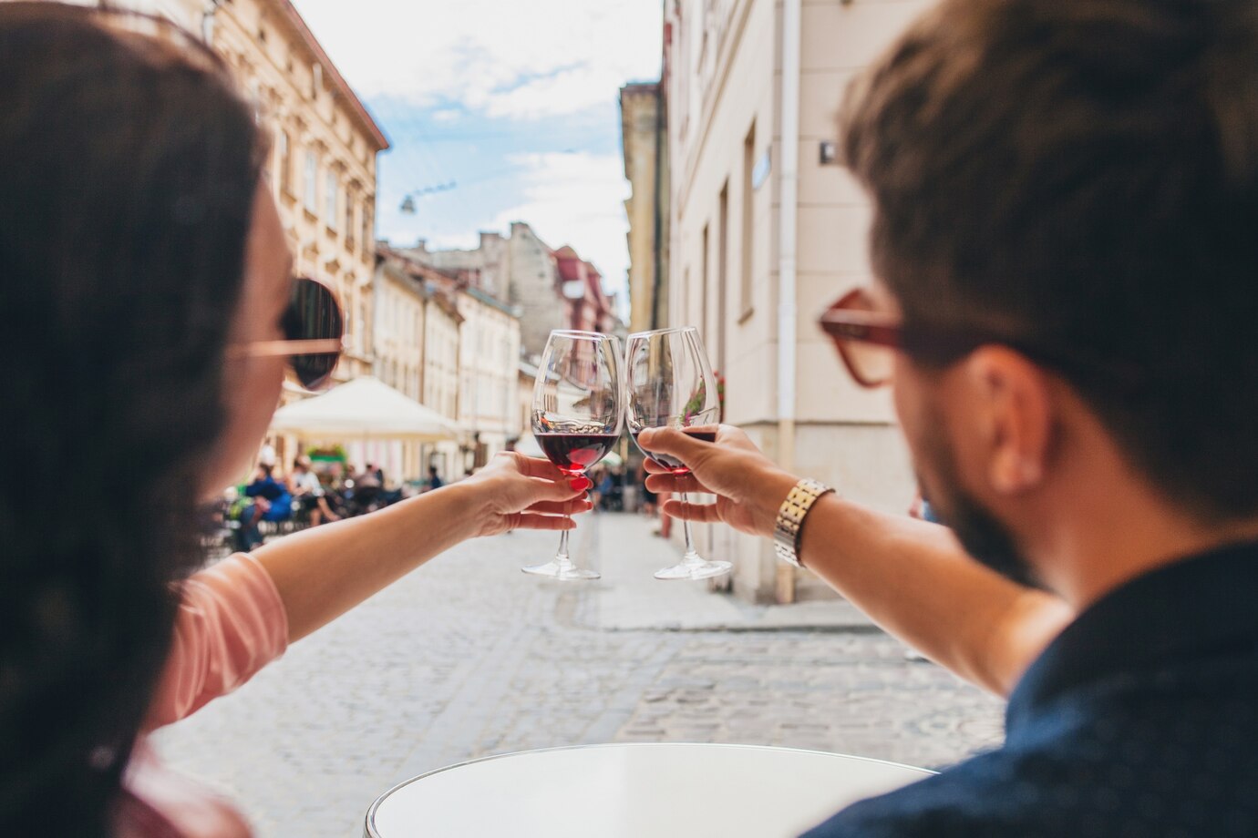 turistas tomando vino