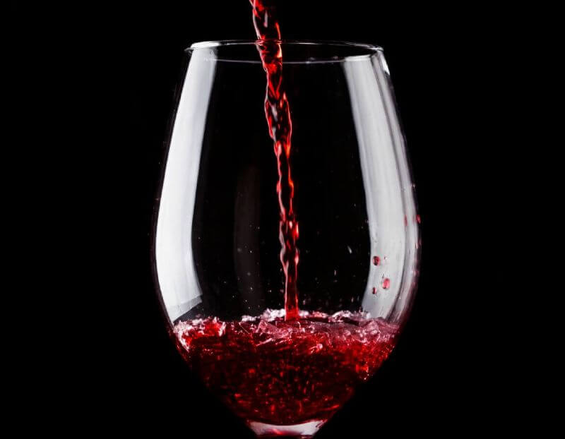 Vertiendo vino en una copa.