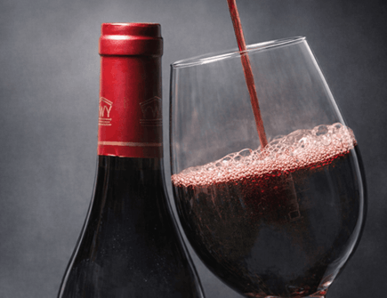 Botella y copa de vino.